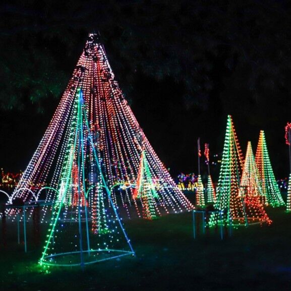 Family in town for the holidays? Enjoy a beautiful evening together at Evergy Festival of Lights at Powell Gardens. 

Tickets are available online (link in bio) now! The festival is open 5-10 p.m. on November 22-23 and 29-30, December 1, 5-7, 12-14, 19-23, and 26-29, and January 2-4, 2025.